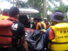 Korban hanyut Sungai Batang Lembang, Kabupaten Solok saat dievakuasi tim SAR Kabupaten Solok. Foto : Fernandez
