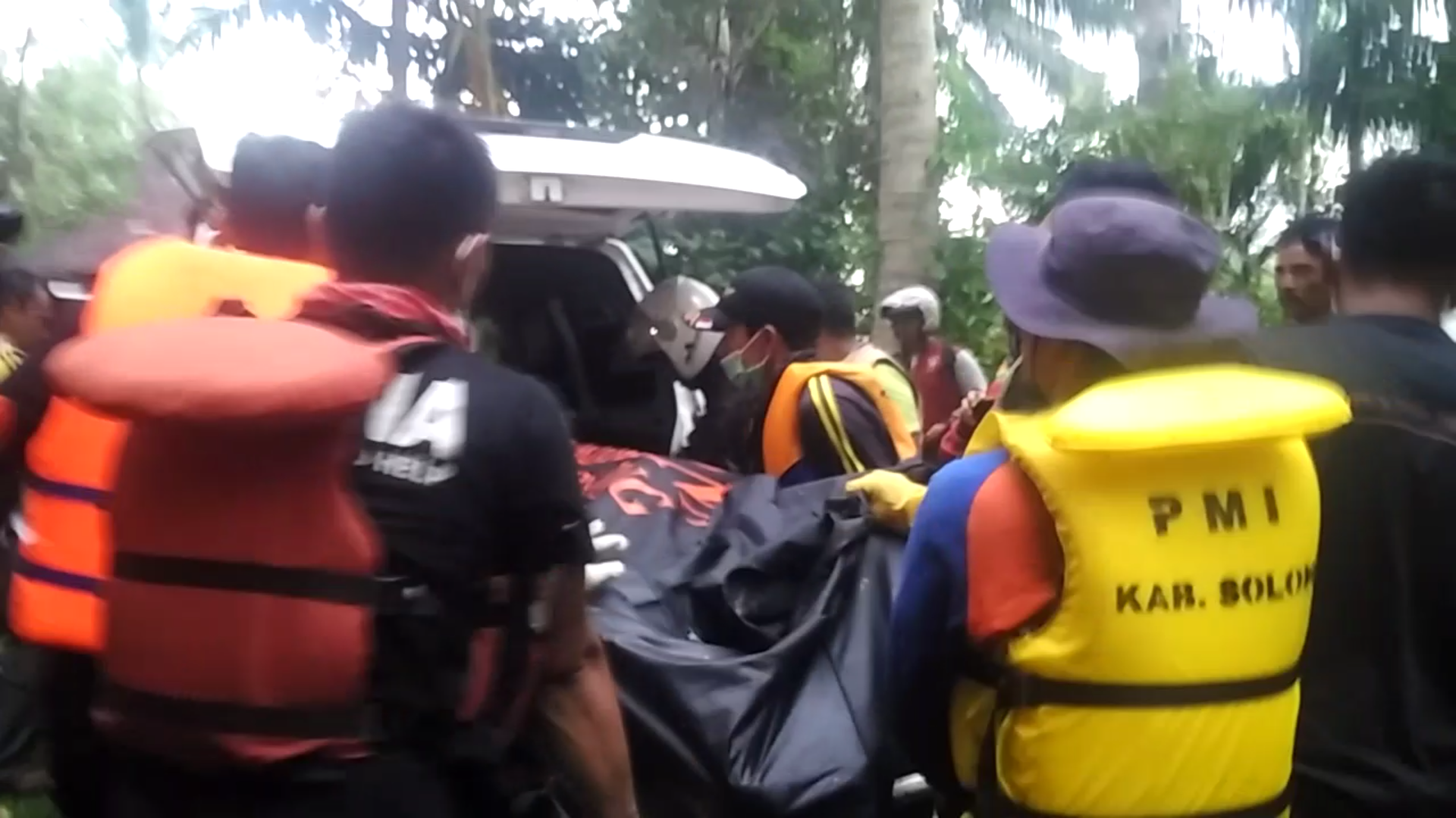 Korban hanyut Sungai Batang Lembang, Kabupaten Solok saat dievakuasi tim SAR Kabupaten Solok. Foto : Fernandez