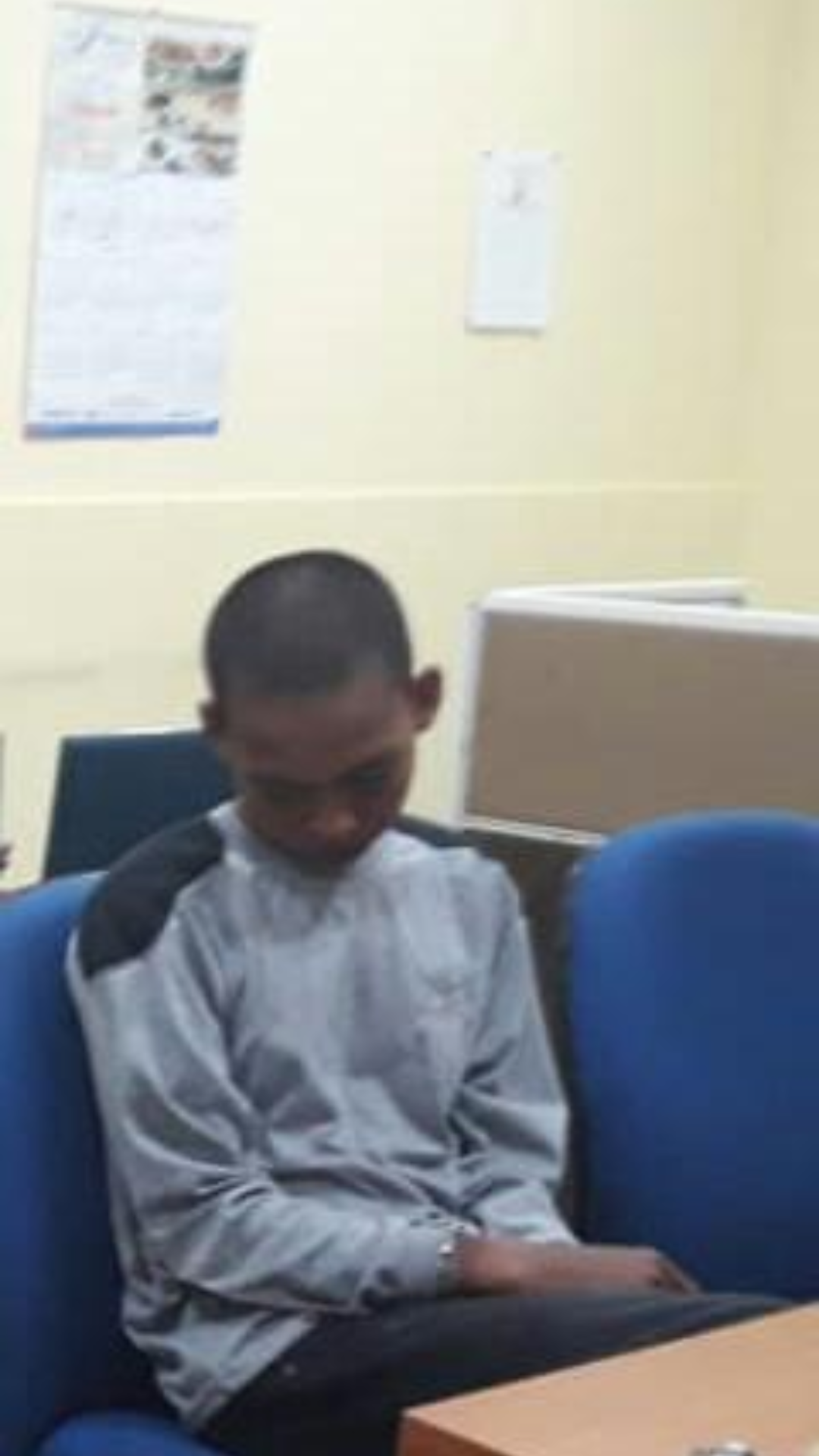 OTK berusia 44 tahun, diperiksa setelah diamankan polisi yang piket di Pos Penjagaan Mapolda Sumbar, Jalan Sudirman, Kota Padang, Sumatera Barat, Selasa (29/5/2018). Photo : Istimewa.