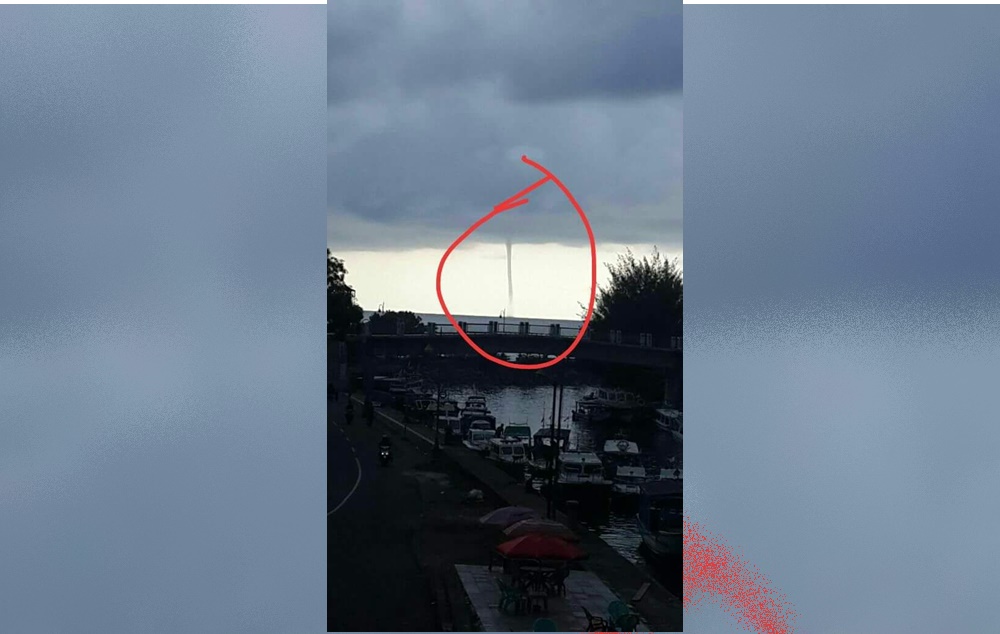 Penampakan fenomena Waterspout di perairan laut Kota Pariaman, Kamis 3 Mei 2018 yang sebelumnya membuat heboh masyarakat Sumatera Barat, karena dikira angin Tornado. Foto : Facebook/Leri Briver