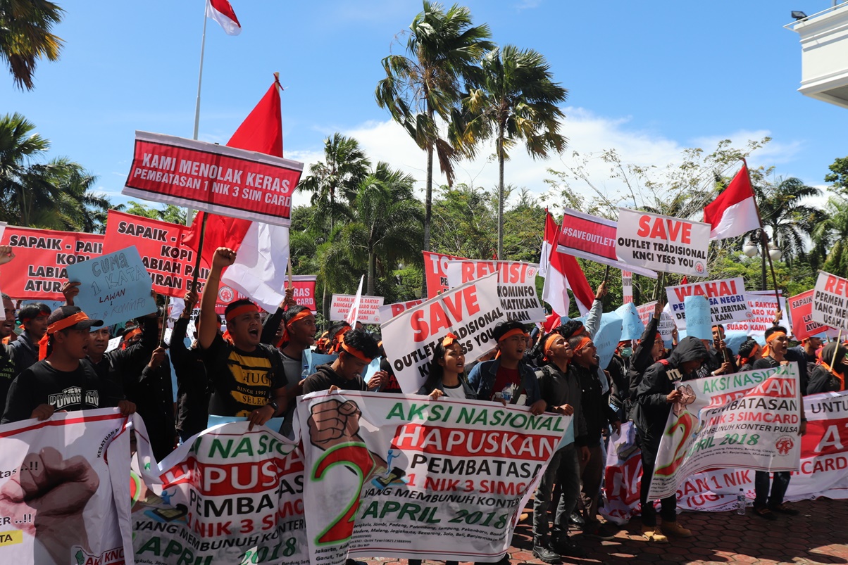 Unjuk rasa pemilik outlet seluler Sumatera Barat di Gedung DPRD Sumatera Barat soal aturan Kominfo RI terkait batasan registrasi kartu, Senin 2 April 2018. Foto : Ikhwan