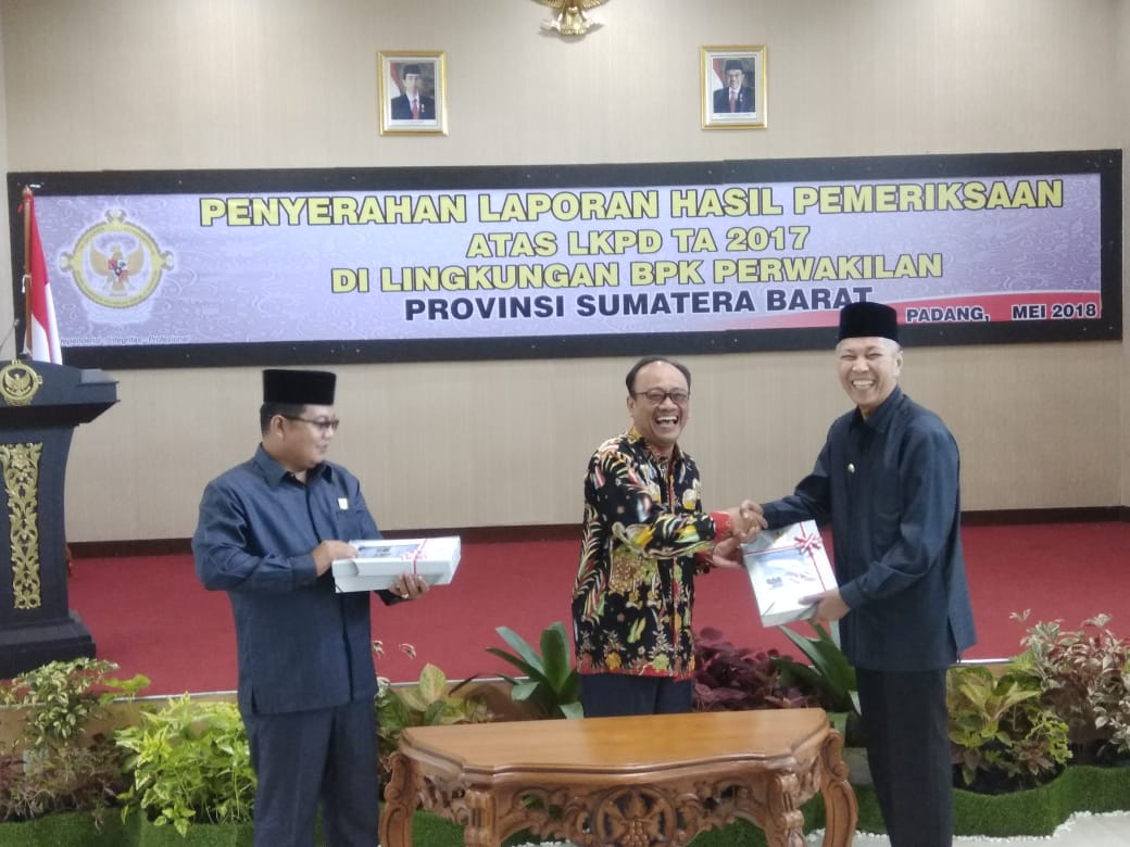 Bupati Tanah Datar Irdinansyah Tarmizi menerima Laporan Hasil Pemeriksaan dari Kepala BPK RI Perwakilan Sumbar. Foto : Hijrah A.S