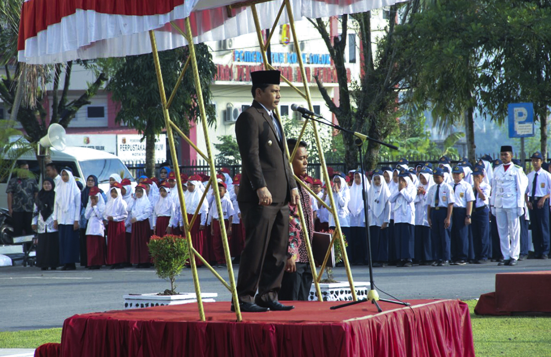 Wawako Solok Reinier bertindak sebagai pembina upacara pada Peringatan Hardiknas 2018 di Balaikota Solok