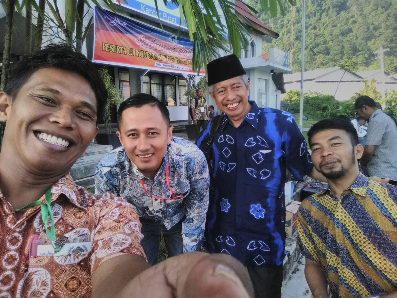 Anggota Kehormatan PWI Sumbar Gusfen Khairul bersama para peserta UKW berfoto riang sebelum agenda kompetensi dimulai di Padang, Sumatera Barat, Jumat (4/5/2018).