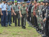 Danrem 032/Wirabraja Brigadir Jenderal TNI Mirza Agus melakukan pengecekan pasukan saat apel gabungan pengawasan dan pengamanan Presiden RI Joko Widodo selama di Sumbar. Minggu (20/5/2018). Photo : IG-@tanharimage.