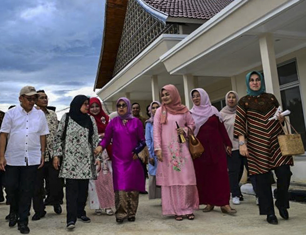 Mufidah Jusuf Kalla bersama rombongan dalam kunjungan kerja yang didampingi Wakil Bupati Zuldafri Darma, Ketua Dekranasda Prov. Sumbar Ny. Nevi Irwan Prayitno, Sekretaris Daerah Hardiman, Ketua Dekranasda Tanah Datar Ny. Emi Irdinansyah dan Ketua GOW Ny. Retri Zuldafri