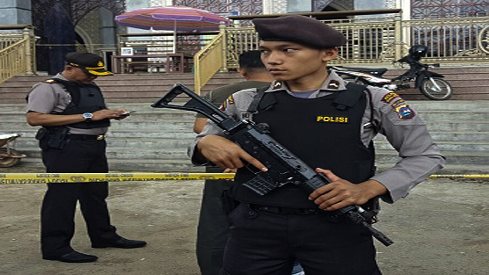 STRERILISASI | Personel Polres Tanah Datar, Sumatera Barat sedang berjaga-jaga di sekitar lingkungan Masjid Ikhsan Lantai Batu Pasar Kota Batusangka guna mengantisipasi benda mencurigakan serta menenangkan masyarakat yang tengah berada di dekat pasar.