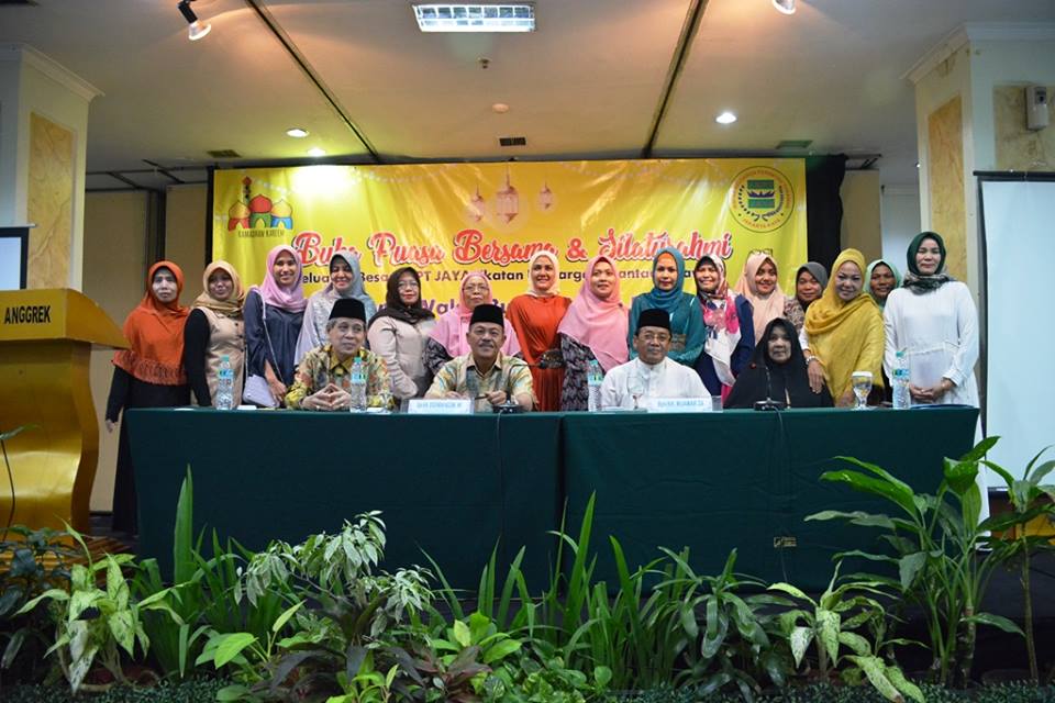 Wakil Bupati Tanah Datar dan istri berfoto bersama bersama pengurus IKPT Jaya. Foto : Humas Tanah Datar