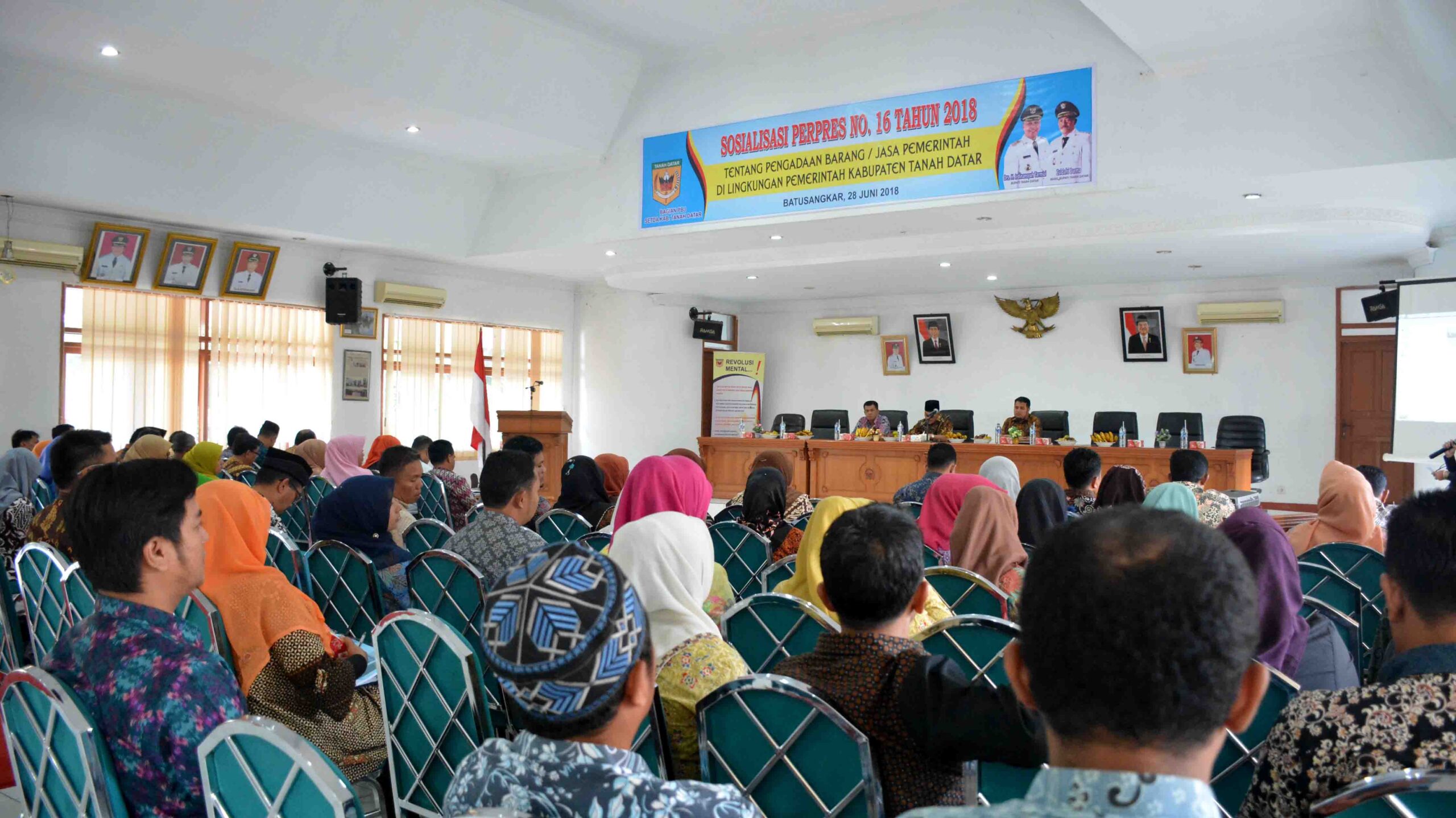 Wakil Bupati Tanah Datar Zuldafri Darma saat membuka secara resmi Sosialisasi Perpres Nomor 16 Tahun 2018 tentang pengadaan barang dan jasa yang dikuti SKPD, PPK, KPA, PPTK serta Pejabat pengadaan barang dan jasa jajaran pemerintah Kabupaten Tanah Datar, di Aula Kantor Bupati, Kamis (28/6/2018). Photo : Rehan