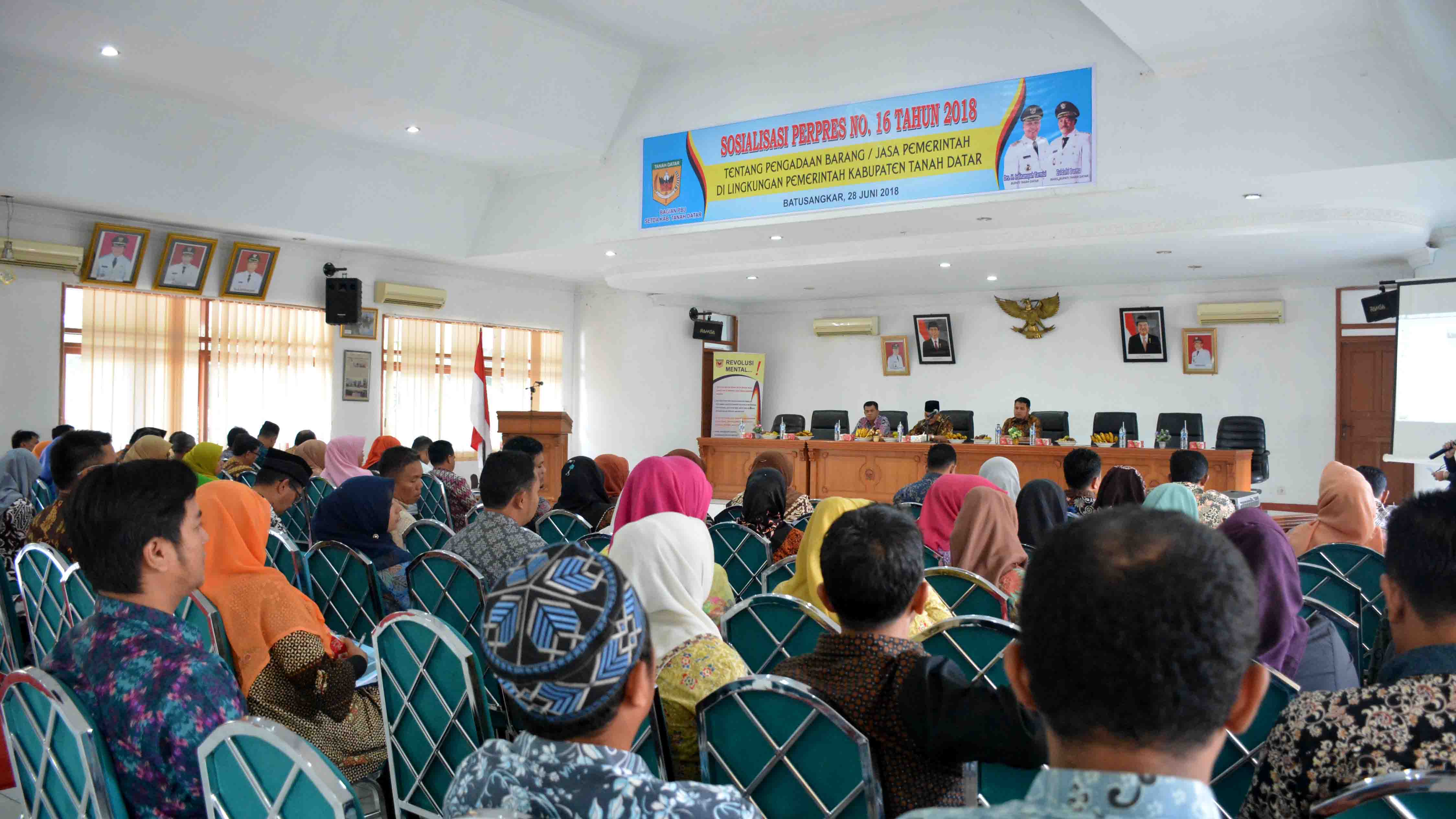Wakil Bupati Tanah Datar Zuldafri Darma saat membuka secara resmi Sosialisasi Perpres Nomor 16 Tahun 2018 tentang pengadaan barang dan jasa yang dikuti SKPD, PPK, KPA, PPTK serta Pejabat pengadaan barang dan jasa jajaran pemerintah Kabupaten Tanah Datar, di Aula Kantor Bupati, Kamis (28/6/2018). Photo : Rehan