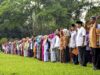 Seluruh ASN di lingkungan Pemerintah Kabupaten Tanah Datar, Sumbar mengikuti ape bersama dipimpin Bupati Tanah Datar, Irdinansyah Tarmizi di halaman kantor bupati, Jum’at (08/06/2018). Photo : Rehan
