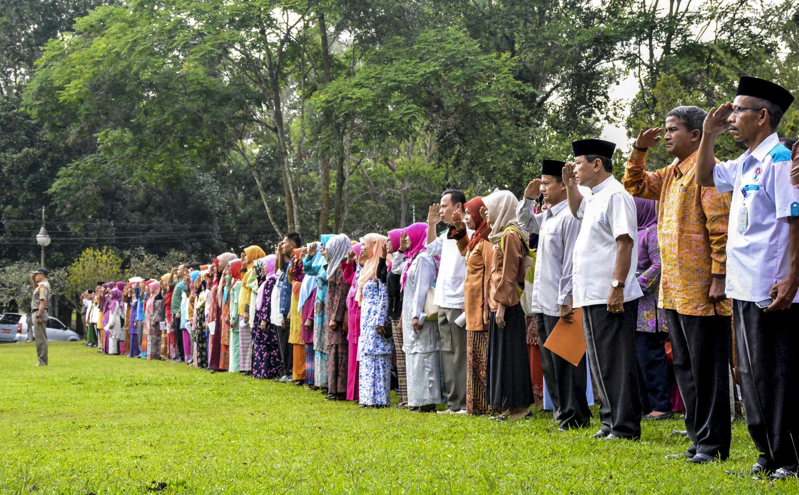 Seluruh ASN di lingkungan Pemerintah Kabupaten Tanah Datar, Sumbar mengikuti ape bersama dipimpin Bupati Tanah Datar, Irdinansyah Tarmizi di halaman kantor bupati, Jum’at (08/06/2018). Photo : Rehan