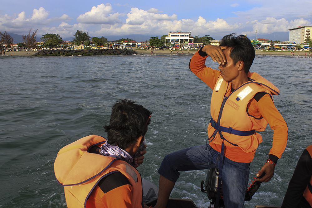 Anggota Padang Baywatch saat melakukan pengawasan dengan menyisir perairan pantai yang ada di Padang, Sumbar. Photo : IG @tanharimage