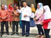 Wali Kota Padang Mahyeldi didampingi Kadis Pendidikan Kota Padang usai meninjau PPDB, Kamis (28/6/2018). Foto : Humas Pemko Padang