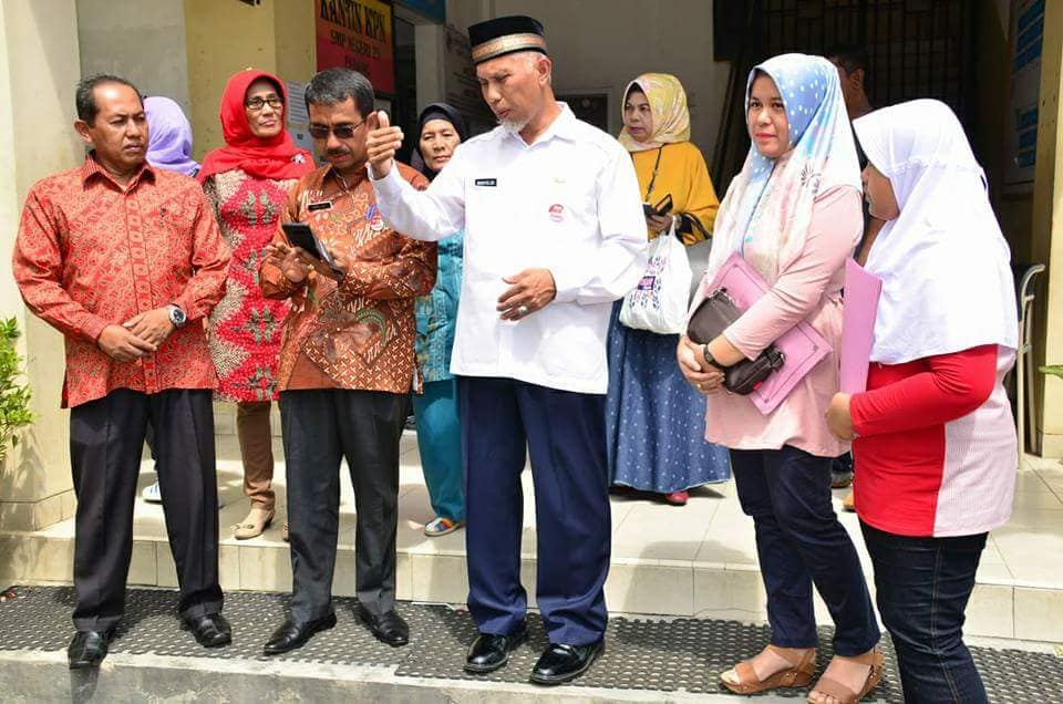 Wali Kota Padang Mahyeldi didampingi Kadis Pendidikan Kota Padang usai meninjau PPDB, Kamis (28/6/2018). Foto : Humas Pemko Padang