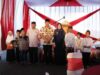 Bupati Dharmasraya, Sumatera Barat (Sumbar) Sutan Riska Tuanku Kerajaan didampingi Ny Dewi Sutan Riska berfoto bersama dengan anak yatim. Photo : Istimewa.