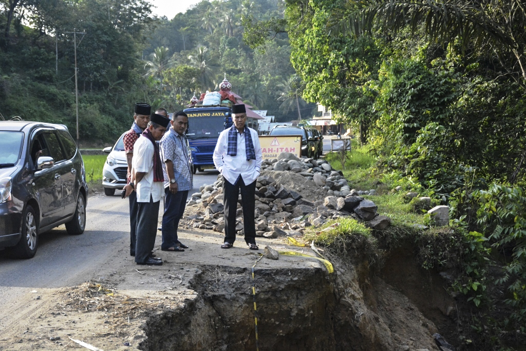 Bupati Tanah Datar, Sumatera Barat Irdinansyah Tarmizi saat mengecek ruas jalan yang amblas