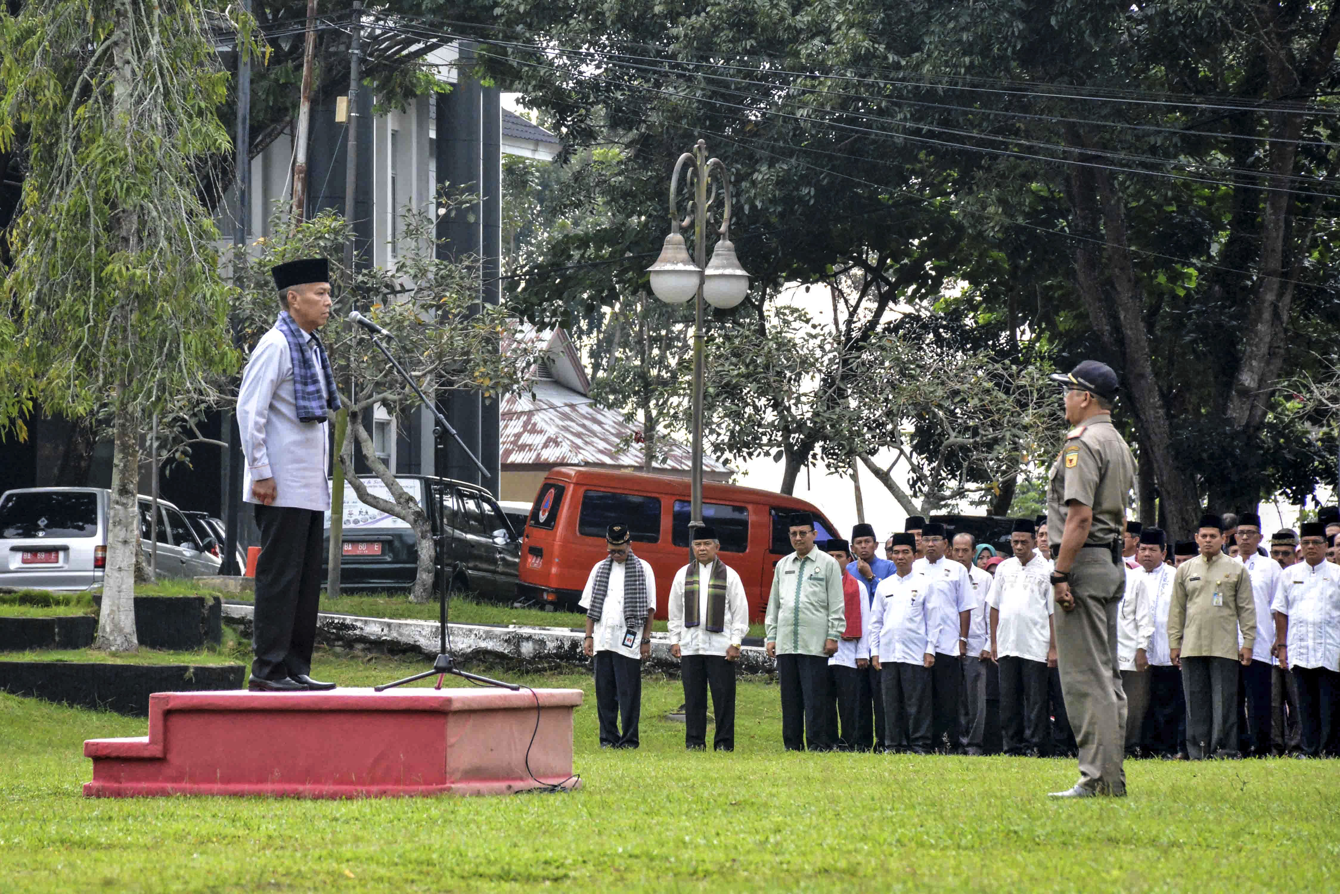 Bupati Tanah Datar, Sumatera Barat (Sumbar), Irdinansyah Tarmizi memimpin apel bersama yang diikuti seluruh ASN di lingkungan Pemerintah Kabupaten Tanah Datar di halaman kantor bupati, Jum’at (08/06/2018). Photo : Rehan