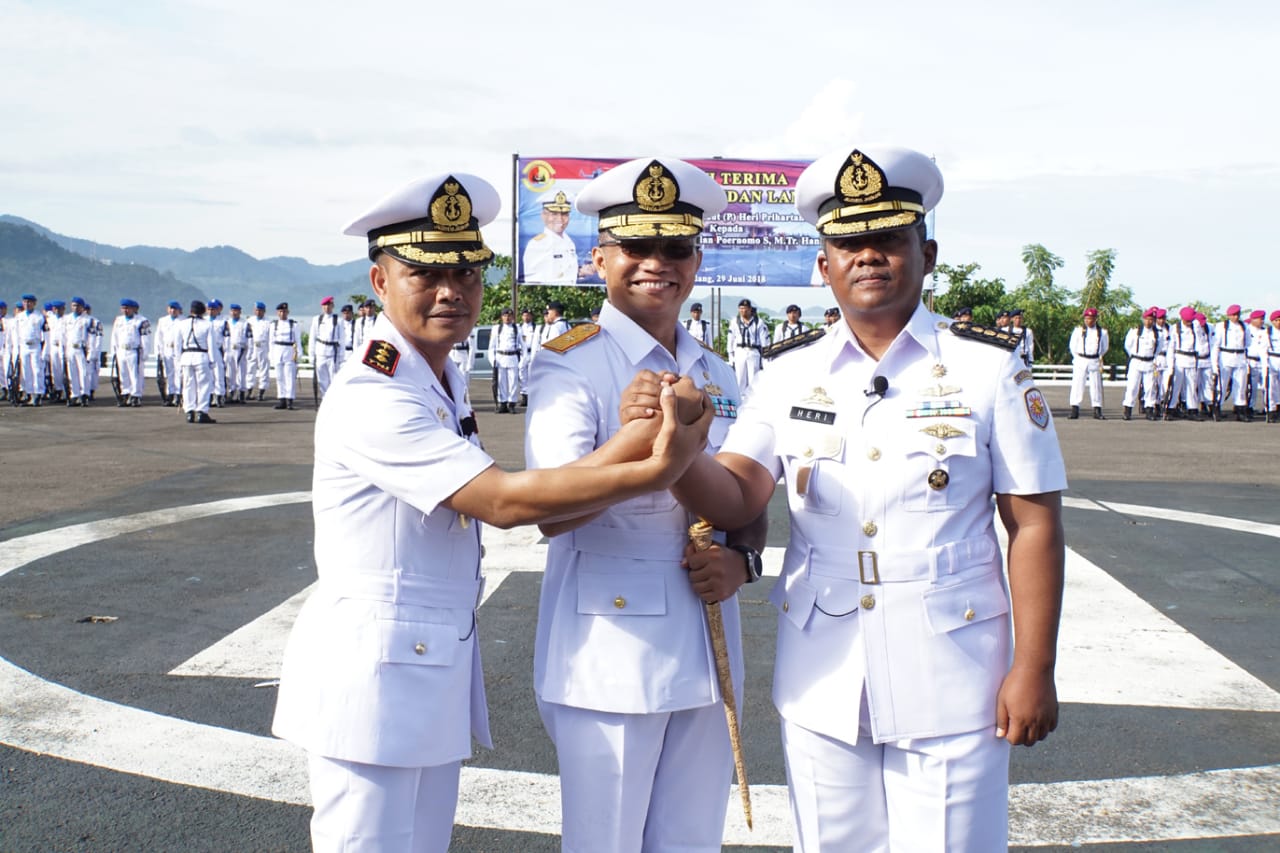 Danlantamal II Laksamana Pertama TNI Agus Sulaeman salam komando bersama Kolonel Laut (P) Heri Prihartanto dan Letkol laut (P) Dian Poernomo Sidhi, M.Tr. Hanla saat agenda sertijab di Mako Lantamal II, Bukit peti-peti, Teluk Bayur, Jumat (29/6/2018).