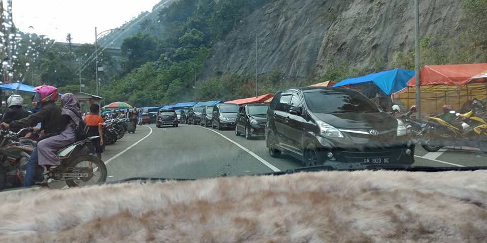 Kepadatan arus mudik Lebaran 2018 di Jembatan Layang Kelok Sembilan, Kabupaten Limapuluh Kota, Sumatera Barat. Pintu gerbang masuk menghubungkan Riau dan Sumbar, Minggu (17/6/2018). Photo : Elfi R.