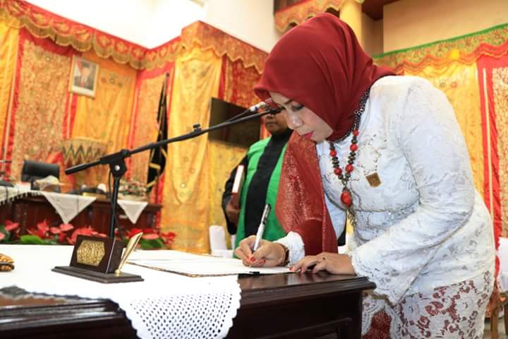 Fitri Nora saat rapat sidang Paripurna Istimewa di DPRD Pariaman, Sumbar, Jumat (29/6/2018).
