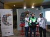 Edy Tan, Strategic Regional Head GO-JEK Sumatera ditemani Wisnu Nugrahadi, Senior Manager of Operations GO-JEK menunjukkan tampilan aplikasi GO-JEK dengan beragam fitur baru yang ada di bulan Ramadan. Foto :Hijrah Adi Sukrial