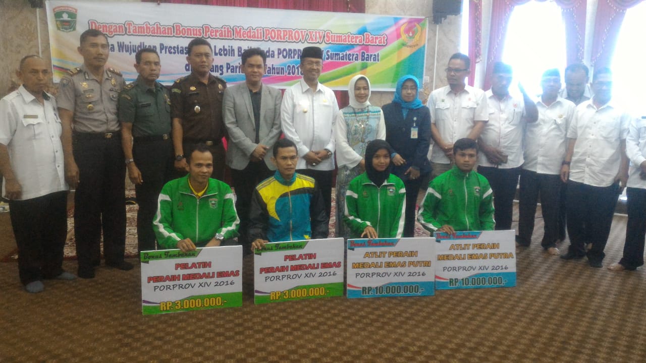 Penyerahan bonus dan uang pembinaan dari Pemkab Solok kepada 111 Atlet dan 18 Pelatih KONI Kabupaten Solok di Rumah Dinas Bupati Solok, Rabu 6 Juni 2018. Foto : Fernandez