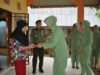 Komandan Korem (Danrem) 032/Wbr Brigjen TNI Mirza Agus didampingi Ny. Nurleli Mirza Agus berbagi kebahagiaan jelang Idul Fitri 1439 H dengan Purnawirawan dan Warakauri di Kota Padang, Sumatera Barat, Kamis (7/6/2018). Photo : Putri