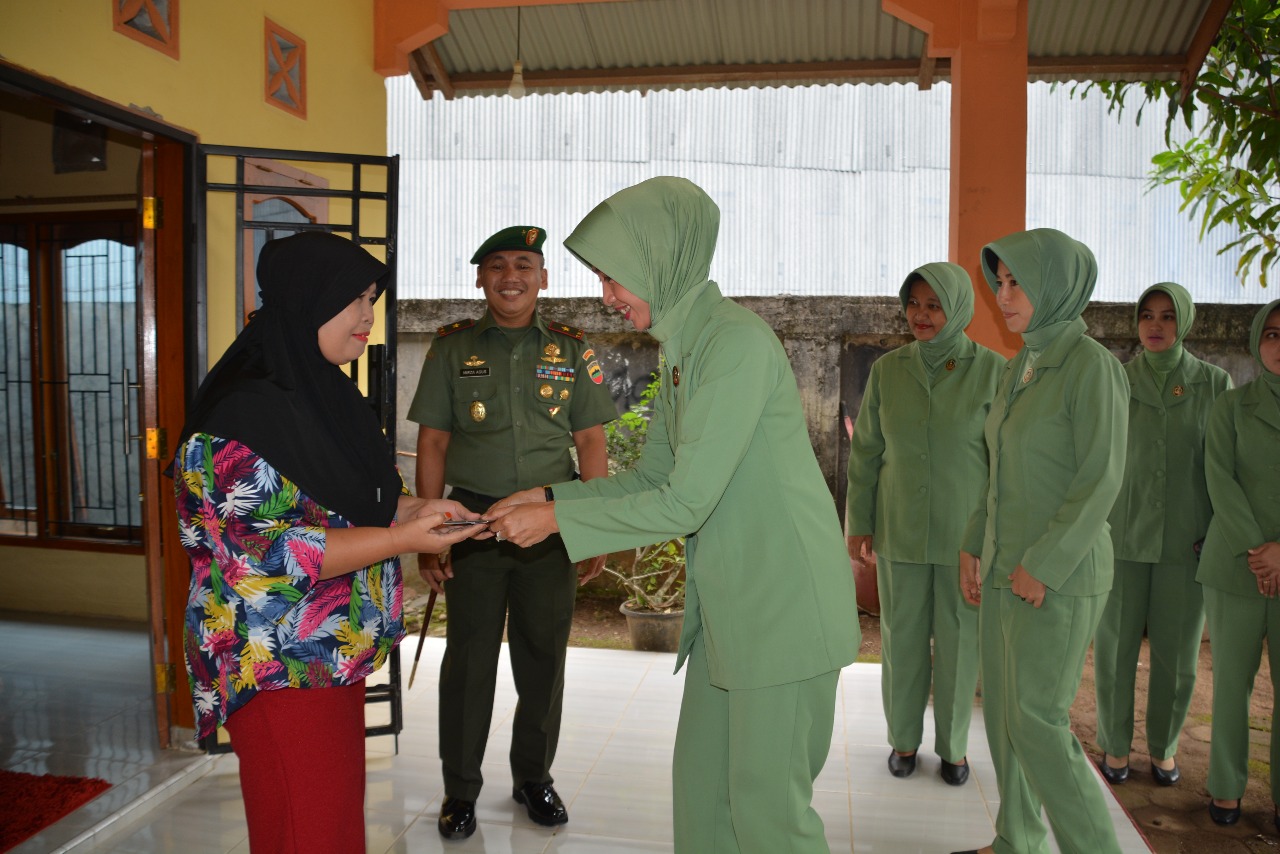 Komandan Korem (Danrem) 032/Wbr Brigjen TNI Mirza Agus didampingi Ny. Nurleli Mirza Agus berbagi kebahagiaan jelang Idul Fitri 1439 H dengan Purnawirawan dan Warakauri di Kota Padang, Sumatera Barat, Kamis (7/6/2018). Photo : Putri