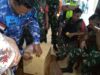 Petugas melakukan pemeriksaan terhadap salah seorang penumpang yang membuat gaduh saat di Bandara International Minangkabau, Padang Pariaman, Sumatera Barat. Photo : Putri Caprita.