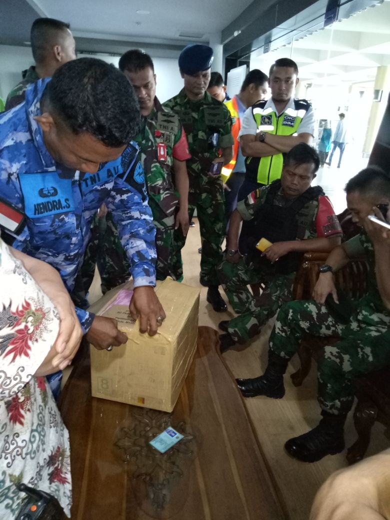 Petugas melakukan pemeriksaan terhadap salah seorang penumpang yang membuat gaduh saat di Bandara International Minangkabau, Padang Pariaman, Sumatera Barat. Photo : Putri Caprita.