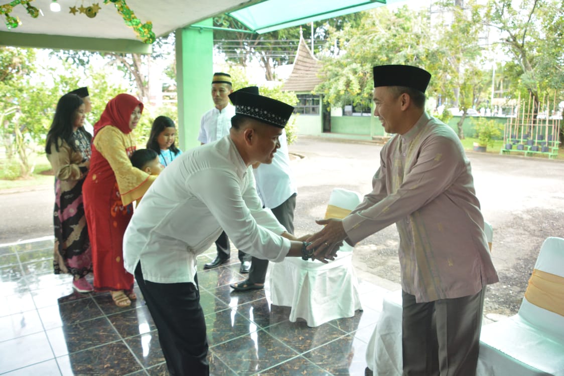 Danrem 032/Wirabraja Brigjen TNI Mirza Agus didampingi Ny Nurlely beserta anaknya saat menerima para tamu yang datang bersilaturahmi, Jumat (15/6/2018). Photo : Putri Caprita.