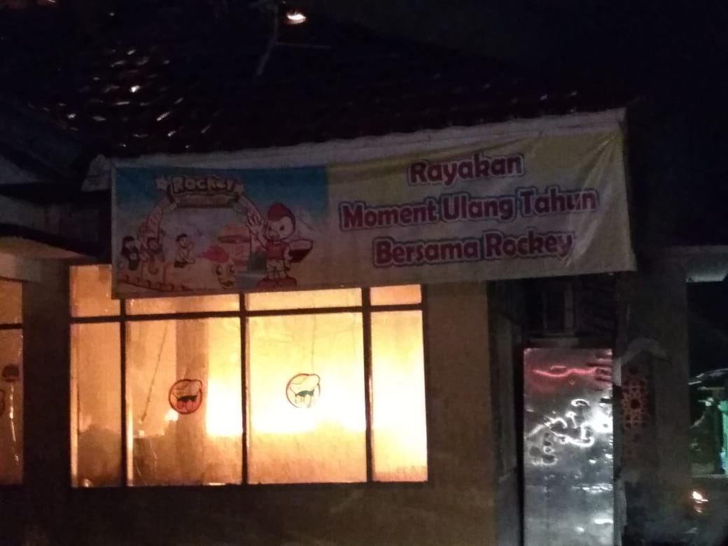 Satu unit gedung resto California Fried Chicken (CFC) di komplek Taman kota Solok hangus terbakar dinihari tadi, Kamis (21/6). Photo : Fernandez