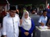 Desri Ayunda didampingi istri usai mencoblos di TPS 05, Cangkeh Nan XX, Lubuk Begalung, Kota Padang, Sumbar, Rabu (27/6/2018). Photo @tanharimage