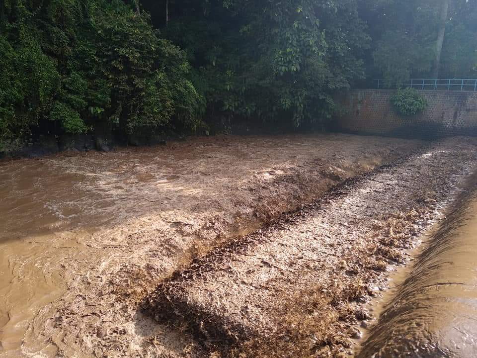 Debit air tinggi, pekat membuat Warga Jorong Lurah Ampang Nagari Pasie Laweh Kecamatan Sungai Tarab, Kabupaten Tanah Datar, Sumbar cemas, Jumat (29/6/2018).