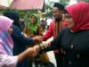 Ketua DPRD Padang, Elly Thrisyanti saat memberikan bantuan usaha produktif kepada warga di halaman kantor Camat Lubuk Begalung, Kota Padang, Sumatera Barat (Sumbar).