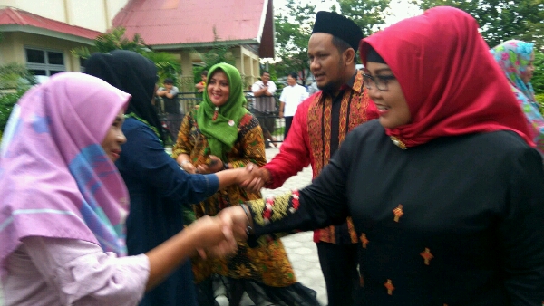 Ketua DPRD Padang, Elly Thrisyanti saat memberikan bantuan usaha produktif kepada warga di halaman kantor Camat Lubuk Begalung, Kota Padang, Sumatera Barat (Sumbar).