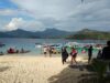 Wisatawan memadati objek wisata Pulau Sirandah, Bungus Teluk Kabung, Padang. Foto : Fernandez