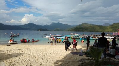 Libur Lebaran, Wisatawan Serbu Pulau Sirandah