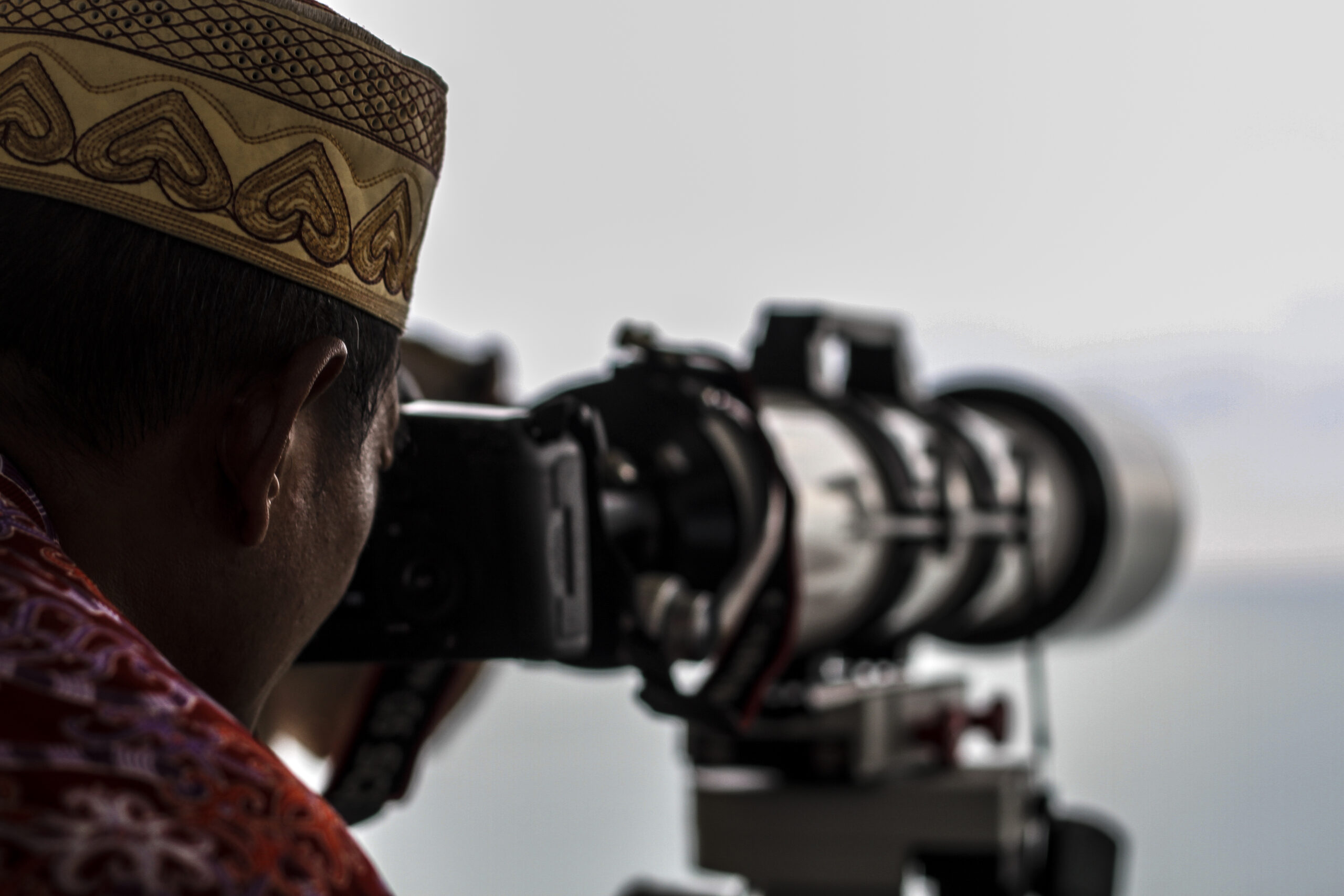 Rukyatul Hilal | Kementerian Agama bersama BMKG Padangpanjang melakukan pemantauan rukyatul hilal di atas gedung Kebudayaan Sumbar, Jalan Diponegoro. Selasa (15/5). Photo : @tanharimage