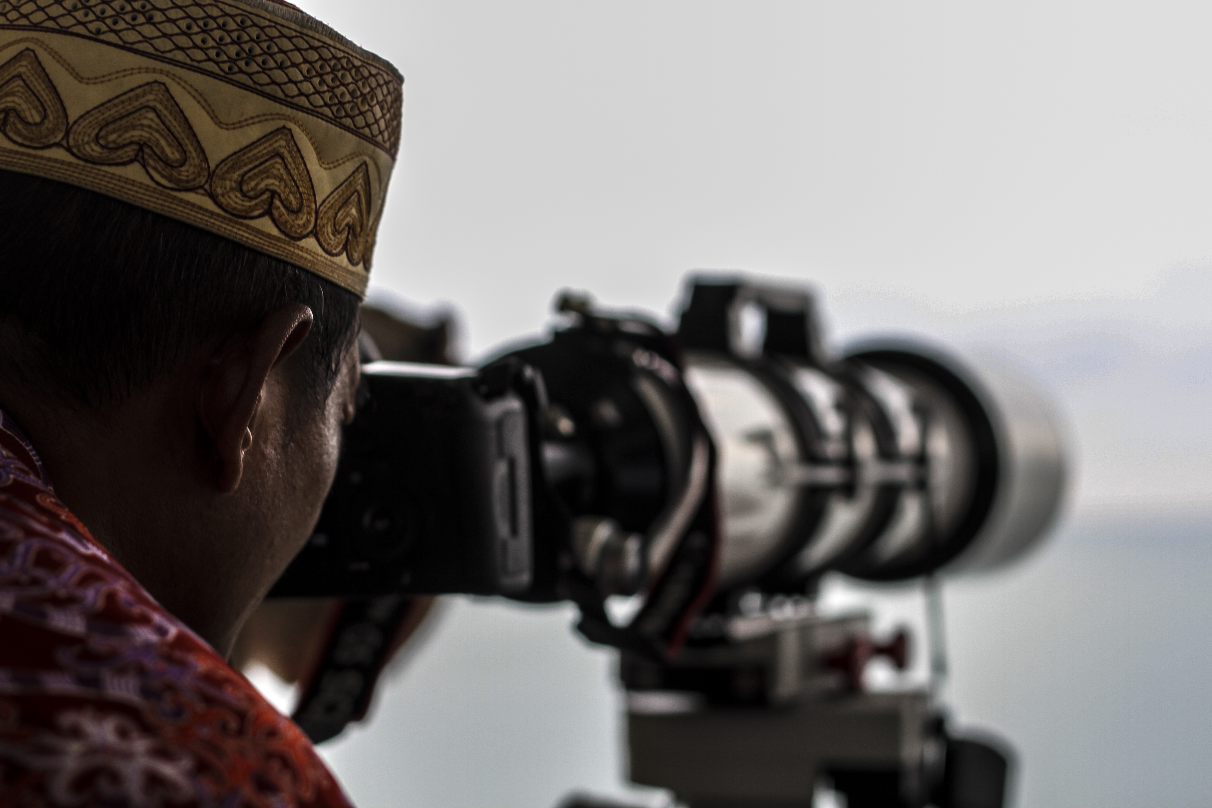 Rukyatul Hilal | Kementerian Agama bersama BMKG Padangpanjang melakukan pemantauan rukyatul hilal di atas gedung Kebudayaan Sumbar, Jalan Diponegoro. Selasa (15/5). Photo : @tanharimage
