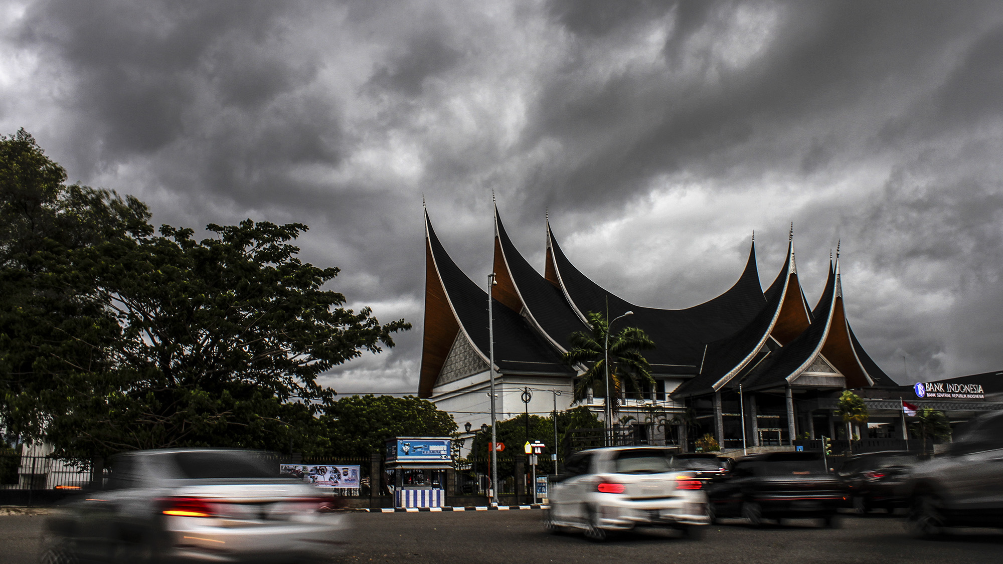 Kantor Perwakilan (KPw) Bank Indonesia (BI) Provinsi Sumatra Barat, Jalan Jend. Sudirman No.22, Jati Baru, Kecamatan Padang Timur, Kota Padang, Sumatera Barat. Dokumen : @tanharimage