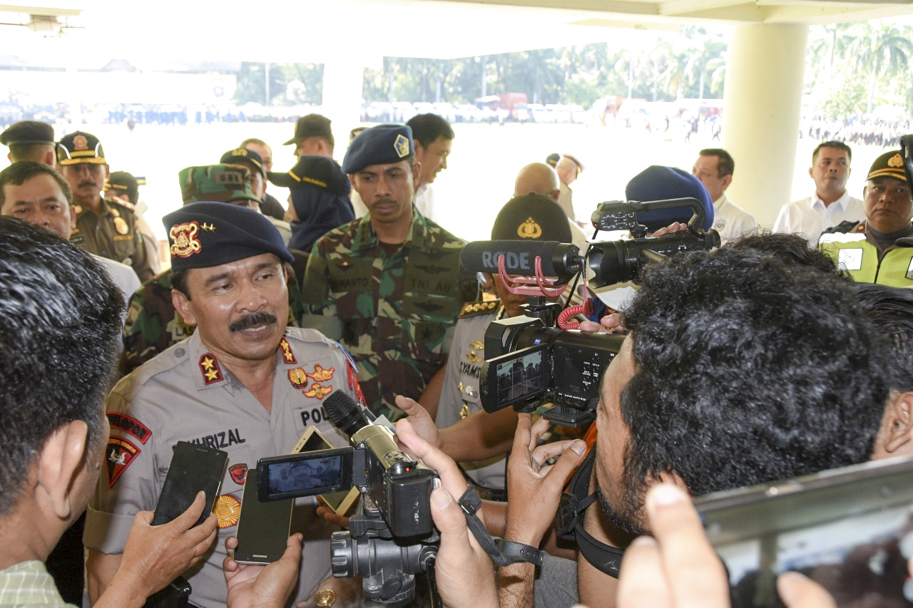 Kapolda Sumbar Irjen Pol Fakhrizal didampingi Komandan Lanud Sutan Sjahrir, Kolonel Pnb Purwanto Adi Nugroho usai apel gelar pasukan Operasi Ketupat Singgalang 2018, di RTH Imam Bonjol, Kota Padang, Sumatera Barat, Rabu (6/6/2018). Photo : @tanharimage.
