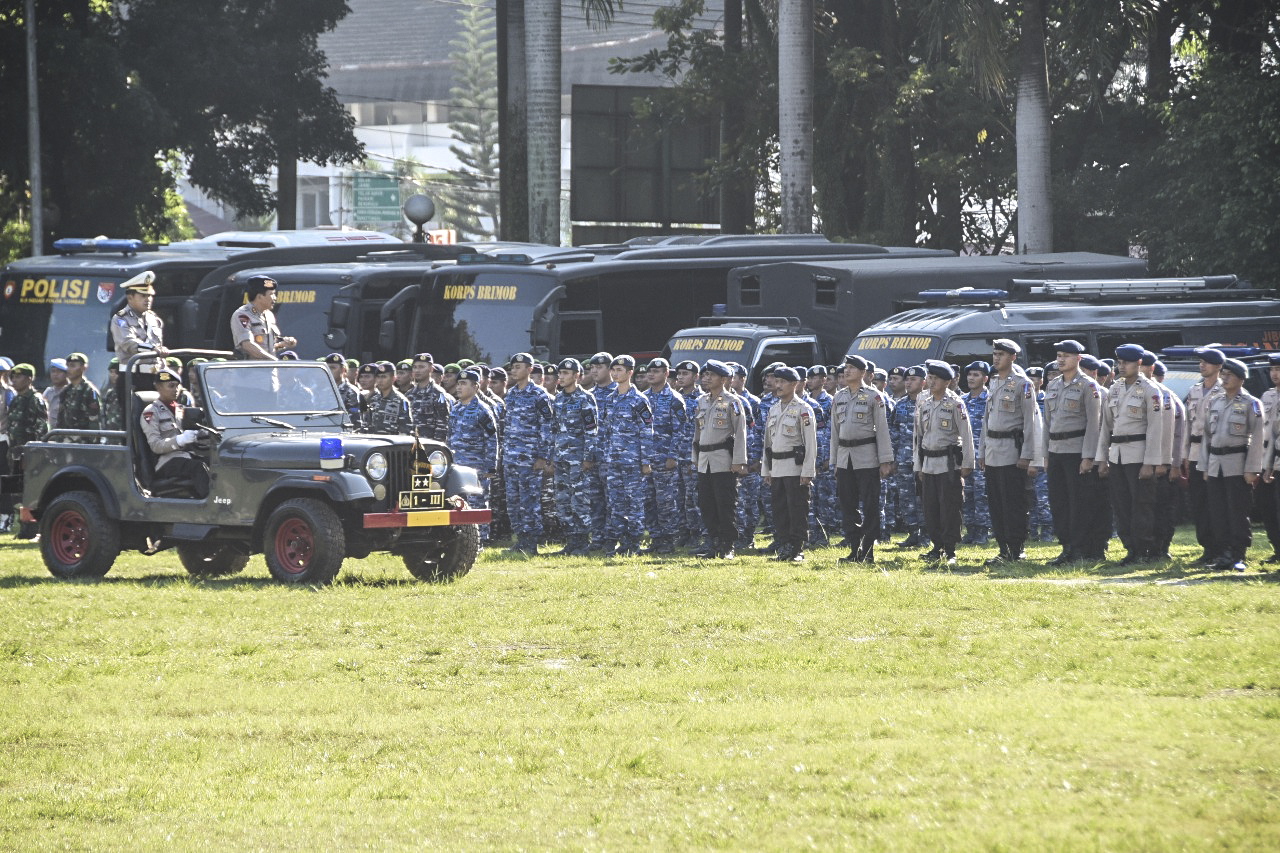 Kapolda Sumbar Irjen Pol Fakhrizal saat meninjau personel apel gelar pasukan Operasi Ketupat Singgalang 2018 di RTH Imam Bonjol, Padang, Sumtera Barat, Rabu (6/6/2018). Photo : @tanharimage