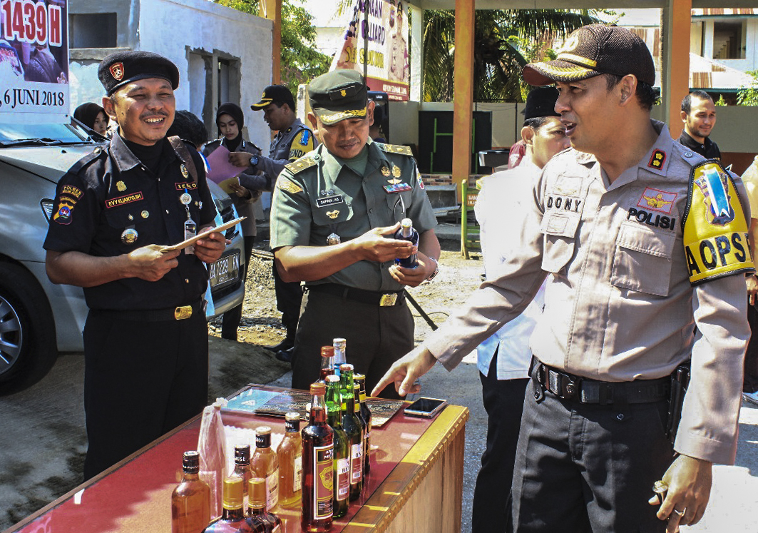 Kapolres Solok Kota, Sumatera Barat (Sumbar) AKBP Dony Setiawan didampingi Kasdim Mayor Inf Supadi beserta unsur Forkompinda Kota Solok saat menunjukan barang bukti yang akan dimusnahkan di halaman Mapolres Solok Kota, Rabu (6/6/2018). Photo : Fernandez.