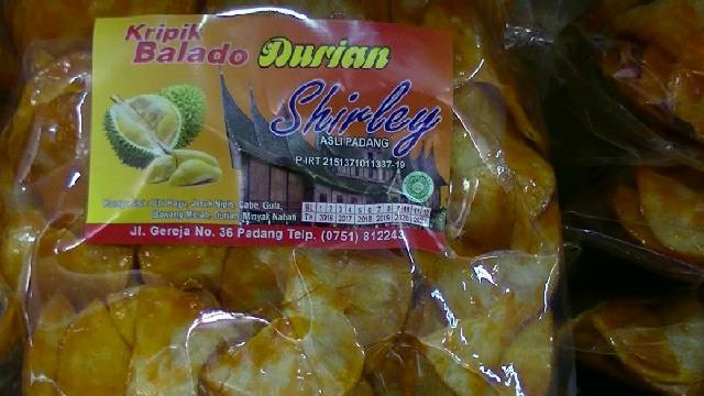 KRIPIK BALADO tetap jadi andalan utama di sejumlah toko khas oleh-oleh di Kota Padang, salah satunya di Kripik Balado Shirley, Jalan Gereja, No 36, Belakang Tangsi, Kecamatan Padang Barat, Kota Padang, Sumatera Barat (Sumbar). Pusat oleh-oleh makanan khas Kota Padang menjadi salah satu tujuan wisatawan saat berlibur di Kota Bingkuang, Selasa (19/6/2018). Photo : @tanharimage.