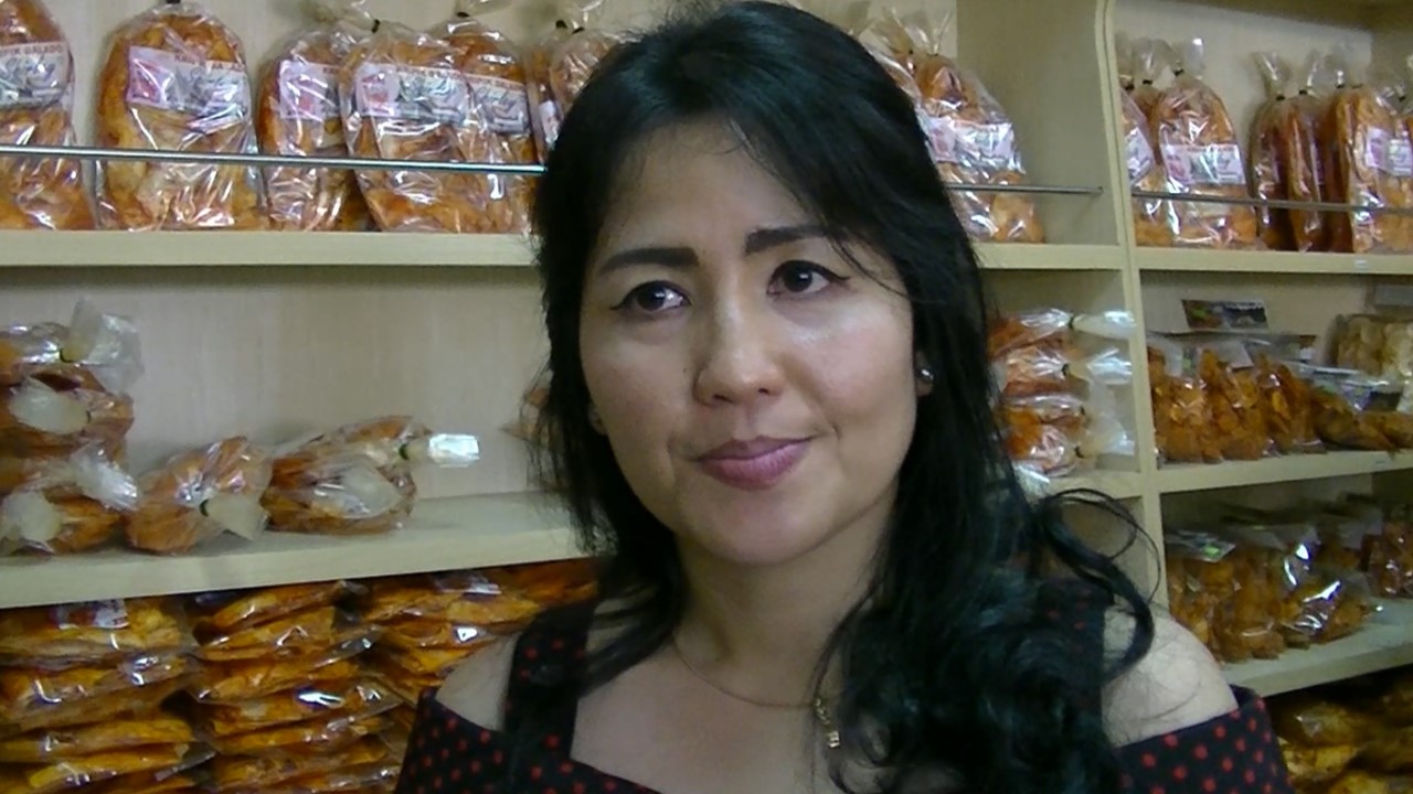 Shirley, pengelola toko oleh-oleh Kripik Balado Shirley di Padang, Sumatera Barat, Selasa (19/6/2018) Photo :  @tanharimage