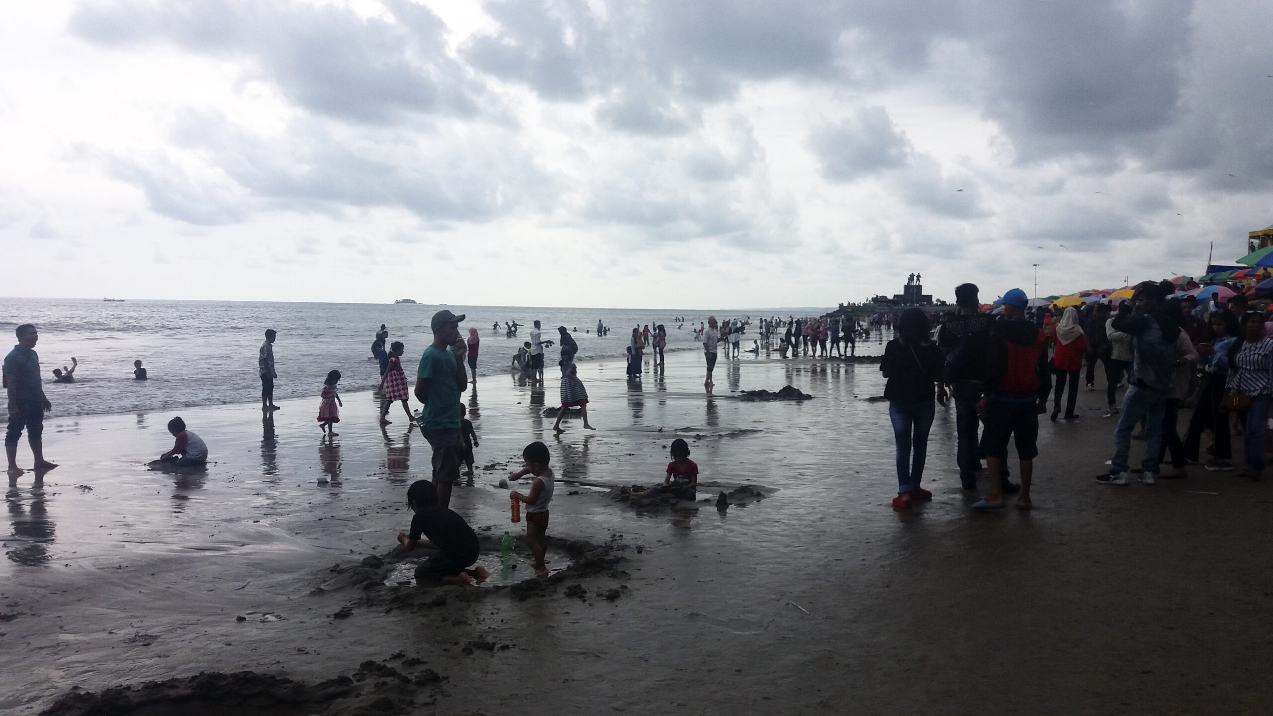 Pengunjung banjiri kawasan wisata di Kota Pariaman dan Kabupaten Padang Pariaman saat musim libur lebaran 2018. Photo : Rezki Pratama Jiwa