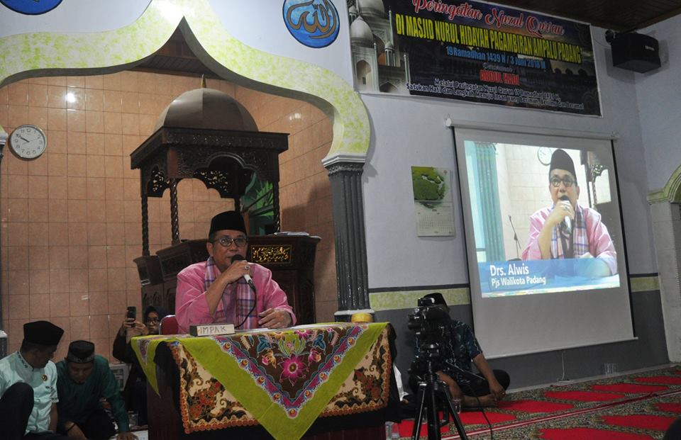 Pj Walikota Padang Alwis saat Safari Ramadan di Masjid Nurul Hidayah Ampalu, Kelurahan Pagambiran Ampau Nan XX, Kecamatan Lubuk Begalung, Kota Padang, Sabtu (2/6/2018). Foto : Istimewa