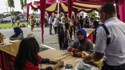 Loket Penukaran Uang Baru Diserbu Masyarakat Solok
